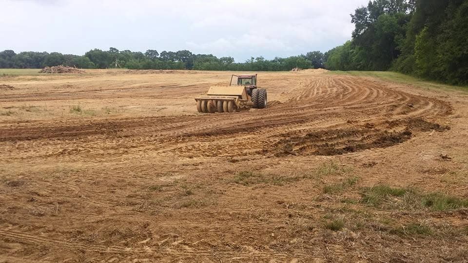 Sheepsfoot roller compacting a wide graded site
